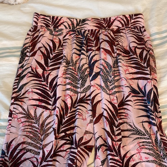 100% Silk Sandro Printed Set. Short-sleeve button up blouse and matching pants. - Picture 6 of 9